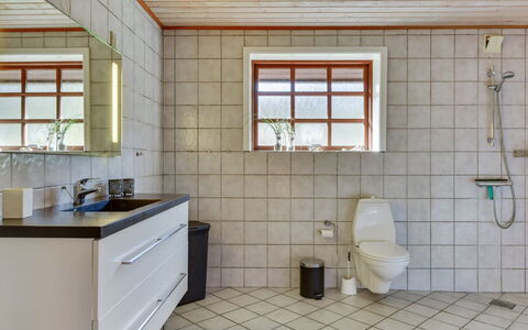 Iiro - 2.5Km from the Sea: Flooring, Loodgieterswerkinrichting, Verdieping, Interieur Ontwerp, Wastafel, Plafond, Kraan, Badkamer, Loodgieter, Tegel