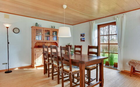 Iiro - 2.5Km from the Sea: Meubilair, Flooring, Interieur Ontwerp, Houten Vloer, Verdieping, Hout, Tafel, Eetkamer, Plafond, Stoel