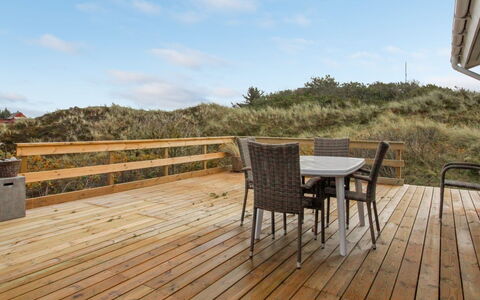 Ami - 200M from the Sea: Hout, Huis, Veranda, Dek, Hardwood, Dak, Beits, Houten Vloer, Eco Hotel