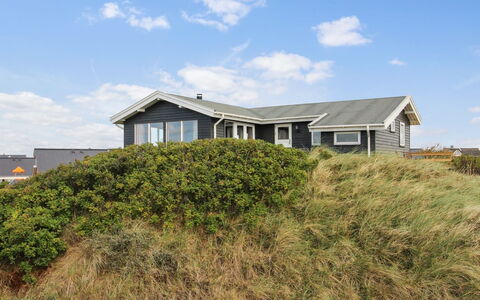 Ami - 200M from the Sea: Hout, Huis, Veranda, Dek, Hardwood, Dak, Beits, Houten Vloer, Eco Hotel