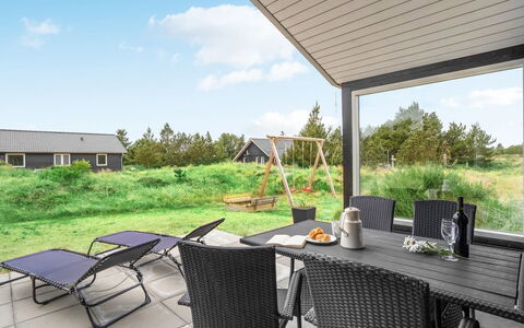 Soili - 1.2Km from the Sea: Huis, Verblijf, Veranda, Hardwood, Siding, Dek, Schaduw, Plank, Landgoed, Garden Gebouwen