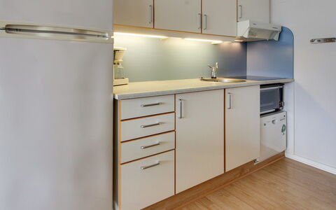 Thoni - 200M from the Sea: Keuken, Flooring, Countertop, Interieur Ontwerp, Toestel Van De Keuken, Hout, Major Appliance, Verdieping, Cabinetry, Meubilair