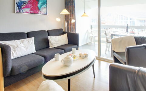 Thoni - 200M from the Sea: Meubilair, Interieur Ontwerp, Flooring, Verdieping, Bankstel, Plafond, Woonkamer, Kamer, Appartement, Verlichting