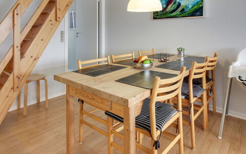 Thoni - 200M from the Sea: Meubilair, Flooring, Verdieping, Houten Vloer, Hout, Interieur Ontwerp, Stoel, Eetkamer, Keuken En Eettafel, Tafel