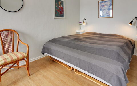 Thoni - 200M from the Sea: Meubilair, Bed, Interieur Ontwerp, Verdieping, Flooring, Slaapkamer, Muur, Hout, Laken, Kamer