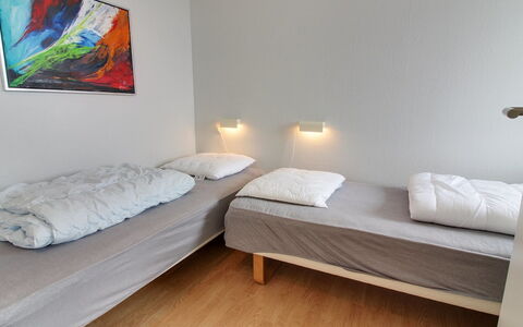 Thoni - 200M from the Sea: Bed, Slaapkamer, Verdieping, Laken, Bedding, Flooring, Hout, Interieur Ontwerp, Kamer, Bed Frame
