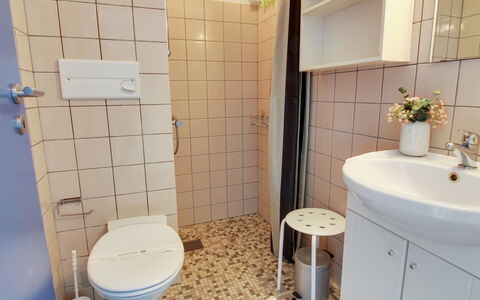 Thoni - 200M from the Sea: Badkamer, Wastafel In De Badkamer, Wc Bril, Loodgieterswerkinrichting, Toilet, Flooring, Interieur Ontwerp, Verdieping, Wastafel, Kraan