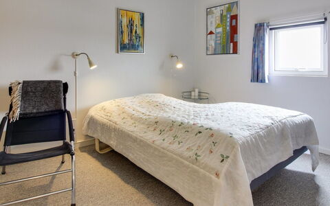Thoni - 200M from the Sea: Meubilair, Bed, Interieur Ontwerp, Verdieping, Flooring, Slaapkamer, Muur, Plafond, Laken, Hout