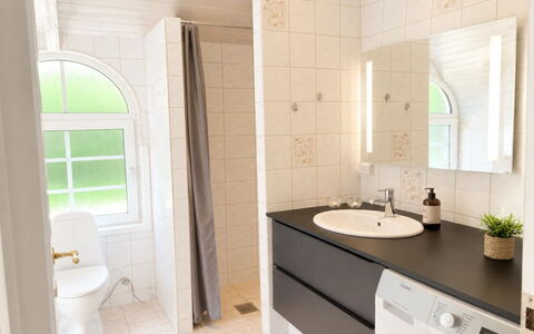 Pasi - 1.2Km from the Sea: Flooring, Verdieping, Interieur Ontwerp, Loodgieterswerkinrichting, Badkamer, Badkamerkast, Loodgieter, Tegel, Kraan, Kamer