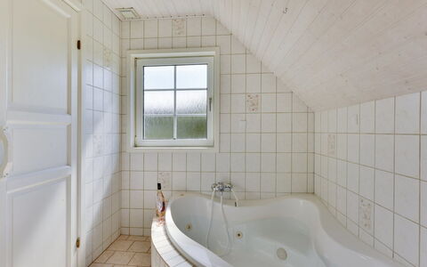 Pasi - 1.2Km from the Sea: Loodgieterswerkinrichting, Badkamer, Bad, Flooring, Plafond, Verdieping, Loodgieter, Samengesteld Materiaal, Tegel, Kraan