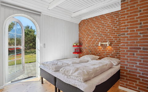Pasi - 1.2Km from the Sea: Slaapkamer, Hout, Bed, Bedding, Plafond, Laken, Bed Frame, Interieur Ontwerp, Verdieping, Steen