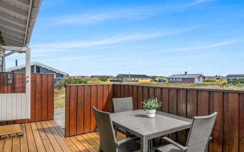 Evelin - from the Sea: Hout, Huis, Schaduw, Hardwood, Plank, Verblijf, Dek, Beits, Daylighting, Veranda