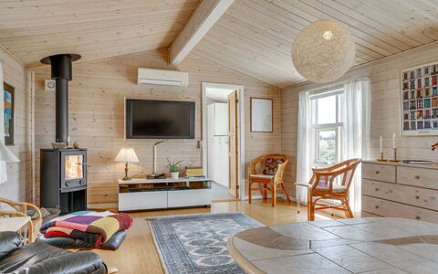 Stener - 250M from the Sea: Meubilair, Hout, Interieur Ontwerp, Plafond, Flooring, Verdieping, Lichte Inrichting, Woonkamer, Kamer, Huis