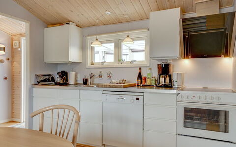 Stener - 250M from the Sea: Keuken, Toestel Van De Keuken, Countertop, Hout, Major Appliance, Flooring, Interieur Ontwerp, Meubilair, Plafond, Cabinetry
