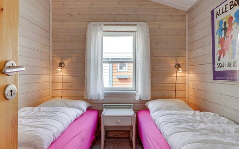 Stener - 250M from the Sea: Hout, Huis, Slaapkamer, Deur, Hardwood, Houten Vloer, Beits, Plank, Bed, Freezing