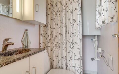 Stener - 250M from the Sea: Loodgieterswerkinrichting, Badkamer, Interieur Ontwerp, Flooring, Verdieping, Wastafel In De Badkamer, Loodgieter, Kraan, Douchegordijn, Toilet