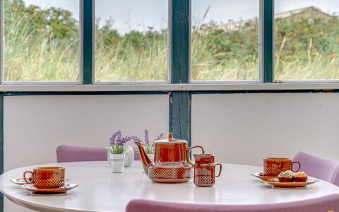 Stener - 250M from the Sea: Meubilair, Tableware, Interieur Ontwerp, Tafel, Serveware, Roze, Porselein, Eetkamer, Dishware, Keuken En Eettafel