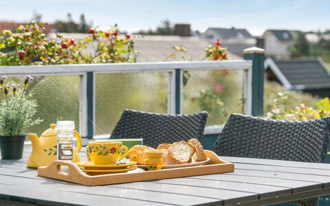 Stener - 250M from the Sea: Meubilair, Tafel, Buitenmeubels, Stoel, Buitentafel, Bloempot, Voedsel, Keuken En Eettafel, Fruit, Kamerplant