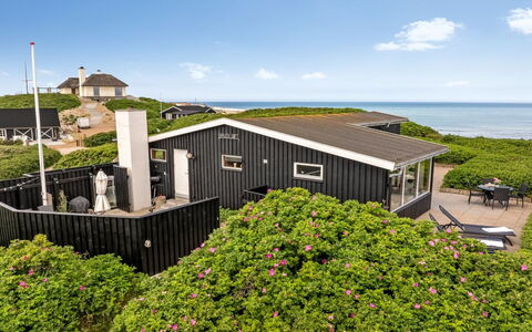 Legolas - 50M from the Sea: Struik, Huis, Huis, Land Lot, Dak, Verblijf, Groundcover, Tuin, Landgoed