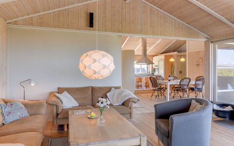 Rink - 150M from the Sea: Huis, Woongebied, Huis, Verblijf, Dak, Land Lot, Siding, Tuin, Landgoed, Gazon