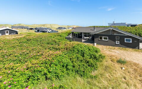 Rink - 150M from the Sea: Huis, Woongebied, Huis, Verblijf, Dak, Land Lot, Siding, Tuin, Landgoed, Gazon
