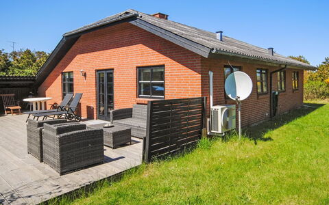 Duco - 300M from the Sea: Dak, Huis, Huis, Verblijf, Deur, Siding, Dek, Veranda, Plank, Hardwood