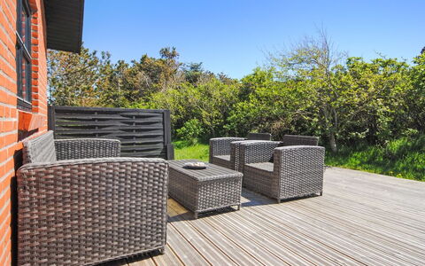 Duco - 300M from the Sea: Dak, Huis, Huis, Verblijf, Deur, Siding, Dek, Veranda, Plank, Hardwood