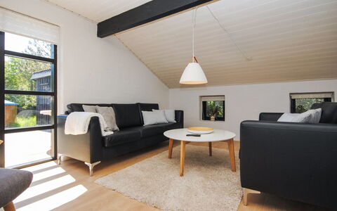 Duco - 300M from the Sea: Dak, Huis, Huis, Verblijf, Deur, Siding, Dek, Veranda, Plank, Hardwood