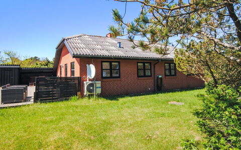 Duco - 300M from the Sea: Dak, Huis, Huis, Verblijf, Deur, Siding, Dek, Veranda, Plank, Hardwood