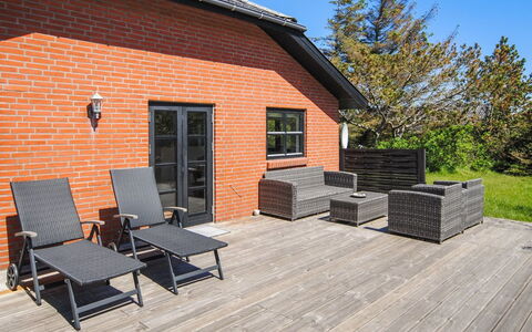Duco - 300M from the Sea: Dak, Huis, Huis, Verblijf, Deur, Siding, Dek, Veranda, Plank, Hardwood