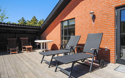 Duco - 300M from the Sea: Dak, Huis, Huis, Verblijf, Deur, Siding, Dek, Veranda, Plank, Hardwood