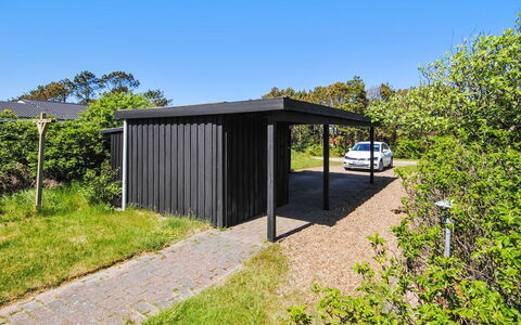 Duco - 300M from the Sea: Dak, Huis, Huis, Verblijf, Deur, Siding, Dek, Veranda, Plank, Hardwood