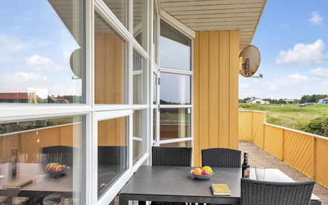 Ritte - 200M from the Sea: Hout, Huis, Veranda, Dek, Hardwood, Dak, Beits, Houten Vloer, Eco Hotel