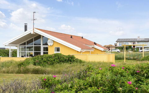 Ritte - 200M from the Sea: Hout, Huis, Veranda, Dek, Hardwood, Dak, Beits, Houten Vloer, Eco Hotel