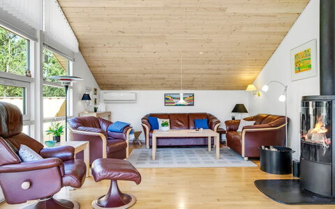 Vetle - 2.8Km from the Sea: Dak, Huis, Huis, Verblijf, Siding, Landgoed, Oprit, Garden Gebouwen, Werf, Schuur