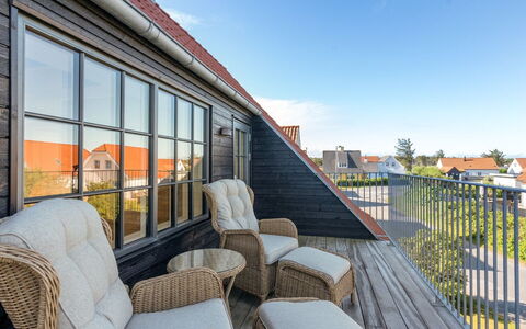 Shiva - 300M from the Sea: Dak, Huis, Deur, Verblijf, Schaduw, Siding, Werf, Landgoed, Backyard