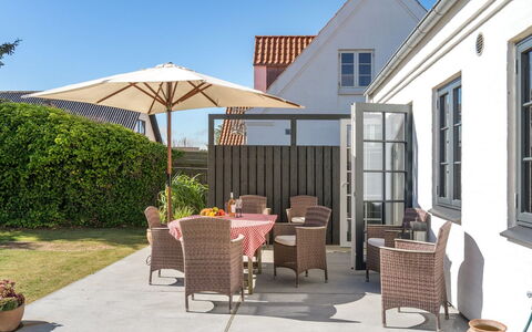 Shiva - 300M from the Sea: Dak, Huis, Deur, Verblijf, Schaduw, Siding, Werf, Landgoed, Backyard