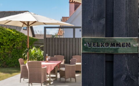 Shiva - 300M from the Sea: Dak, Huis, Deur, Verblijf, Schaduw, Siding, Werf, Landgoed, Backyard