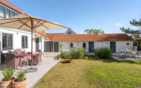 Shiva - 300M from the Sea: Dak, Huis, Deur, Verblijf, Schaduw, Siding, Werf, Landgoed, Backyard