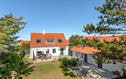 Shiva - 300M from the Sea: Dak, Huis, Deur, Verblijf, Schaduw, Siding, Werf, Landgoed, Backyard