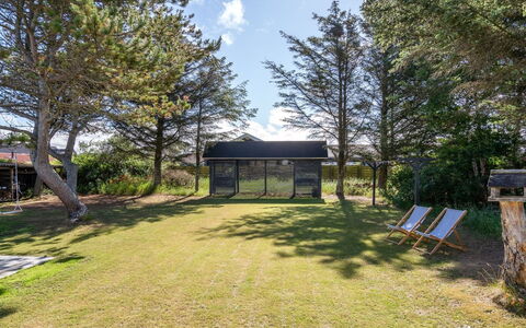 Shiva - 300M from the Sea: Dak, Huis, Deur, Verblijf, Schaduw, Siding, Werf, Landgoed, Backyard