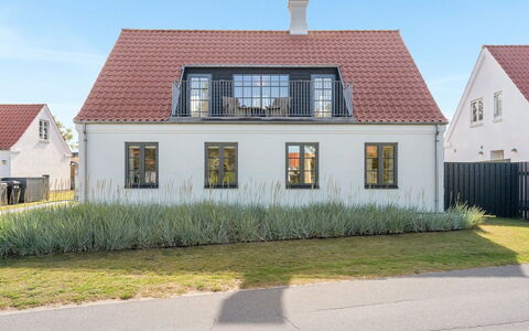 Shiva - 300M from the Sea: Dak, Huis, Deur, Verblijf, Schaduw, Siding, Werf, Landgoed, Backyard