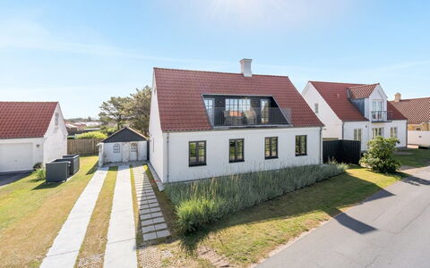Shiva - 300M from the Sea: Dak, Huis, Deur, Verblijf, Schaduw, Siding, Werf, Landgoed, Backyard