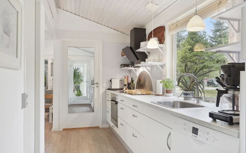 Seraphina - 2Km from the Sea: Interieur Ontwerp, Hout, Flooring, Countertop, Keuken, Huis, Plafond, Verdieping, Meubilair, Cabinetry
