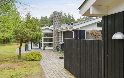 Seraphina - 2Km from the Sea: Gebouw, Huis, Woongebied, Huis, Struik, Architectuur, Dak, Verblijf, Tuin, Werf