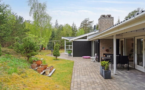Seraphina - 2Km from the Sea: Struik, Huis, Huis, Woongebied, Dak, Verblijf, Tuin, Groundcover, Gazon, Landgoed