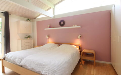 Seraphina - 2Km from the Sea: Meubilair, Bed, Slaapkamer, Interieur Ontwerp, Muur, Bedding, Verdieping, Hout, Laken, Plafond