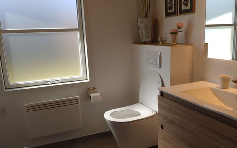 Seraphina - 2Km from the Sea: Wc Bril, Toilet, Loodgieterswerkinrichting, Muur, Flooring, Badkamer, Verdieping, Interieur Ontwerp, Loodgieter, Kamer