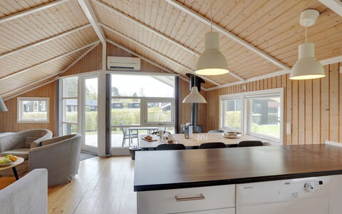 Frimanda - 200M from the Sea: Flooring, Muur, Verdieping, Interieur Ontwerp, Hout, Plafond, Houten Vloer, Verlichting, Meubilair, Laminaatvloer