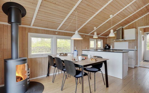 Frimanda - 200M from the Sea: Flooring, Muur, Verdieping, Interieur Ontwerp, Hout, Plafond, Houten Vloer, Verlichting, Meubilair, Laminaatvloer